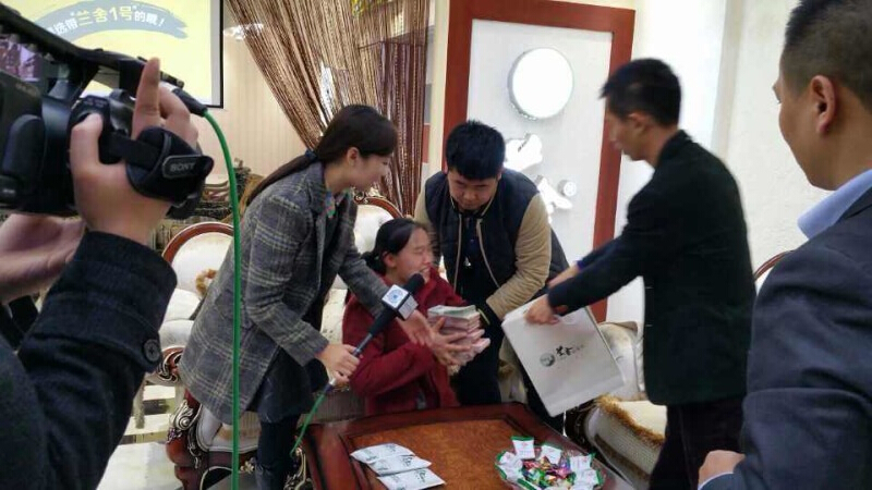 兰舍硅藻泥邵经理以及四川、贵州、重庆的经销商代表将善款交予钟森母亲 兰舍硅藻泥邵经理以及四川、贵州、重庆的经销商代表将善款交予钟森母亲